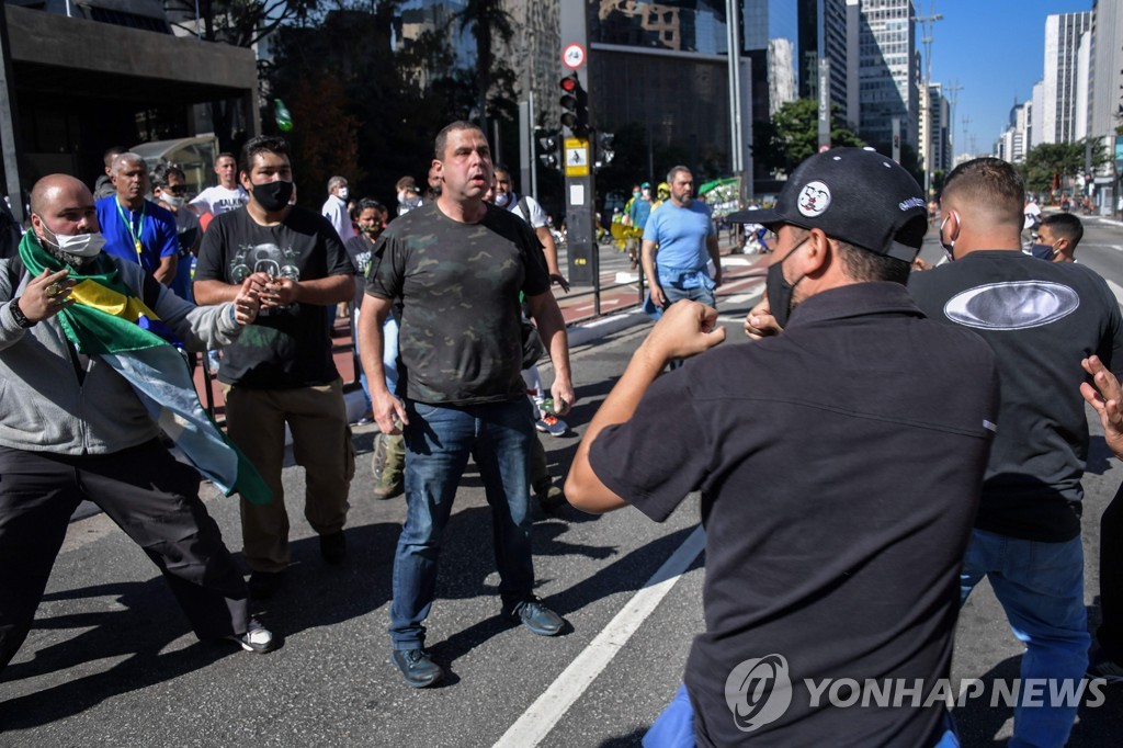 TOPSHOT-BRAZIL-HEALTH-VIRUS-BOLSONARO-FBL-PROTEST