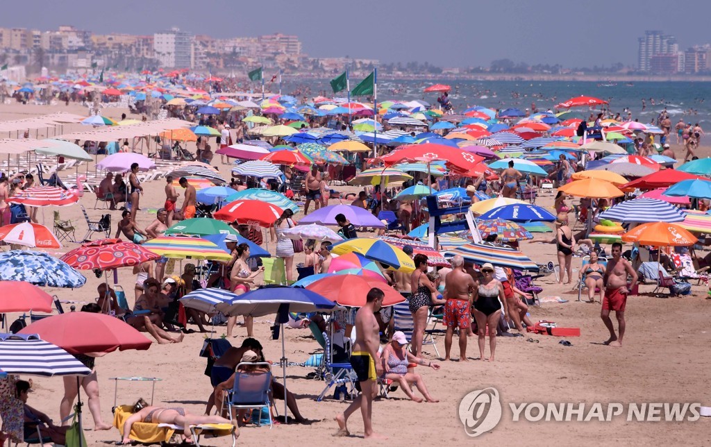 본격적인 휴가철을 맞이한 스페인의 올해 7월 1일 해변 풍경[AFP=연합뉴스]