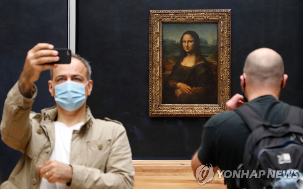6일(현지시간) 루브르 박물관의 관람객들이 다빈치의 '모나리자'를 관람하고 있다. [AFP=연합뉴스]