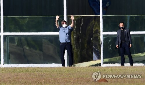 9일(현지시간) 관저 밖에서 손 흔드는 보우소나루 브라질 대통령