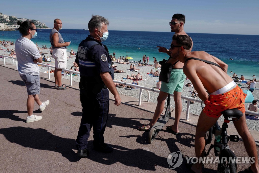 프랑스 니스 해변에서 마스크 착용을 지시하는 경찰 [AFP=연합뉴스]
