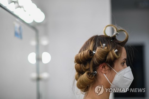 마스크 쓴 채 녹화 준비하는 미스 베네수엘라 참가자