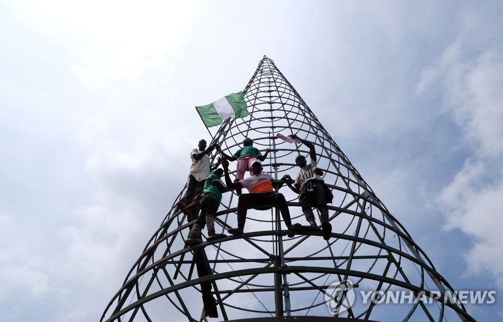 TOPSHOT-NIGERIA-CRIME-POLICE-DEMO