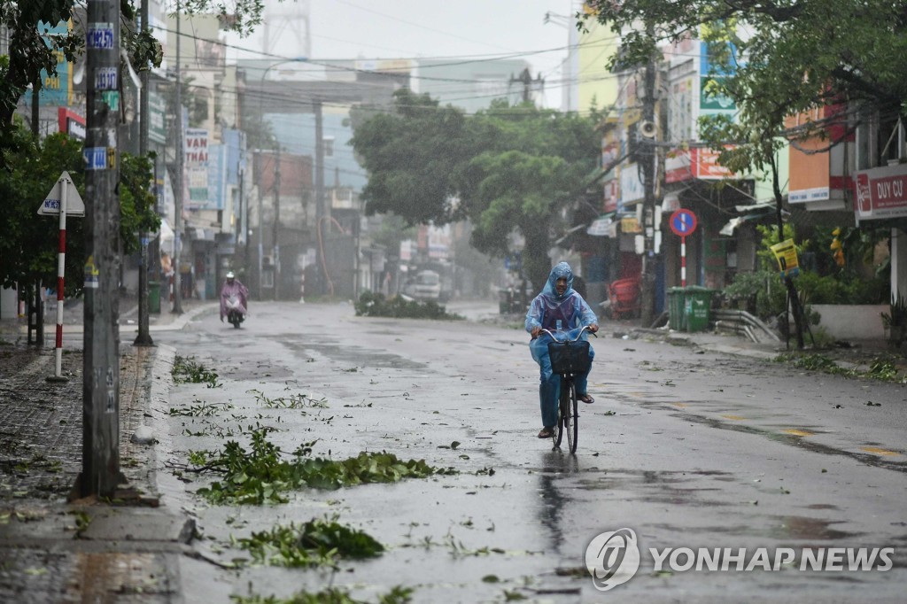 태풍 '몰라베' 강타 베트남 피해 눈덩이…최소 94명 사망·실종