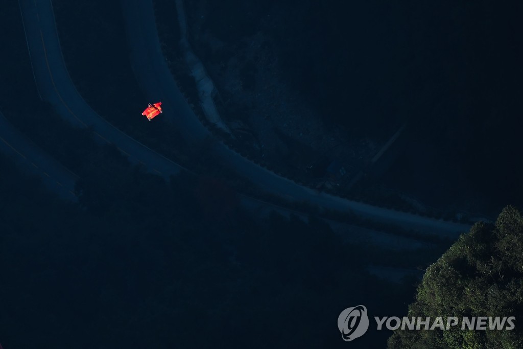 CHINA-LIFESTYLE-SPORT-WINGSUIT
