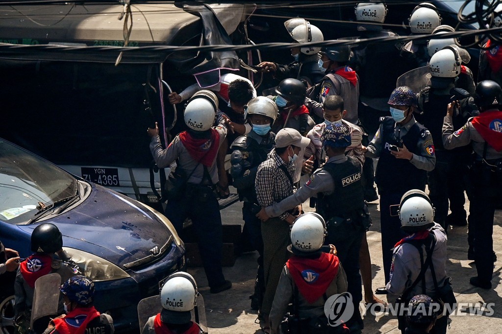시위대 체포하는 미얀마 경찰