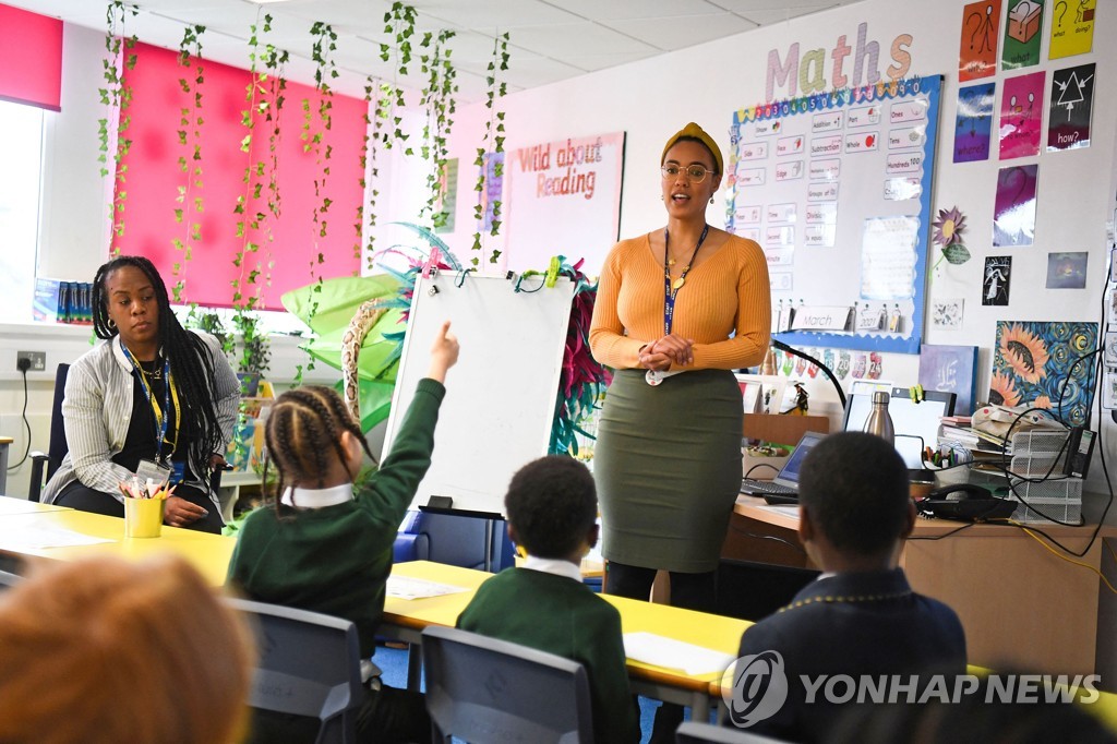 마스크 쓰지 않는 영국 초등학교 수업