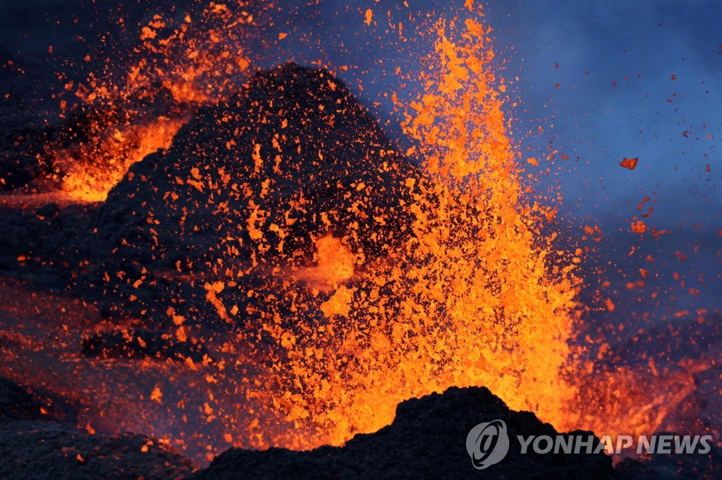 ′솟구치는 붉은 용암′…프랑스 피통드라푸르네즈 화산 폭발