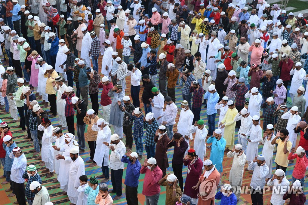 ′이드 알 피트르 위해′…라마단 이후 축제에 모인 방글라데시 무슬림들