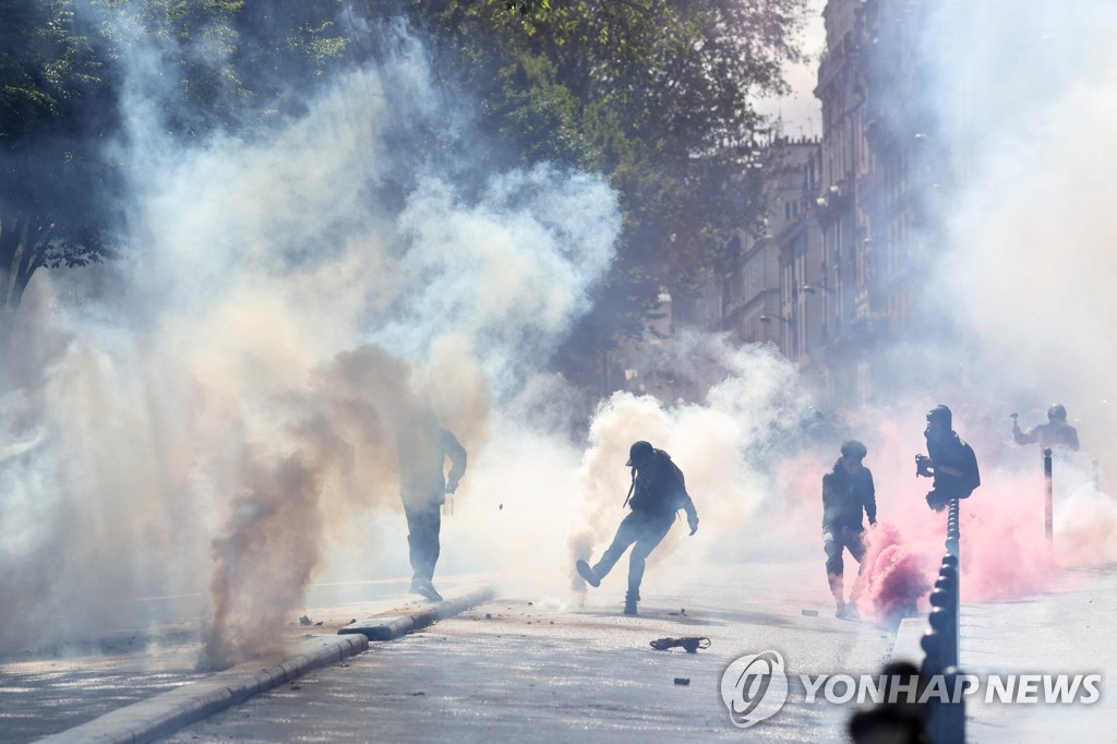 미승인 '나크바의 날' 집회에 파리 경찰 최루가스 대응