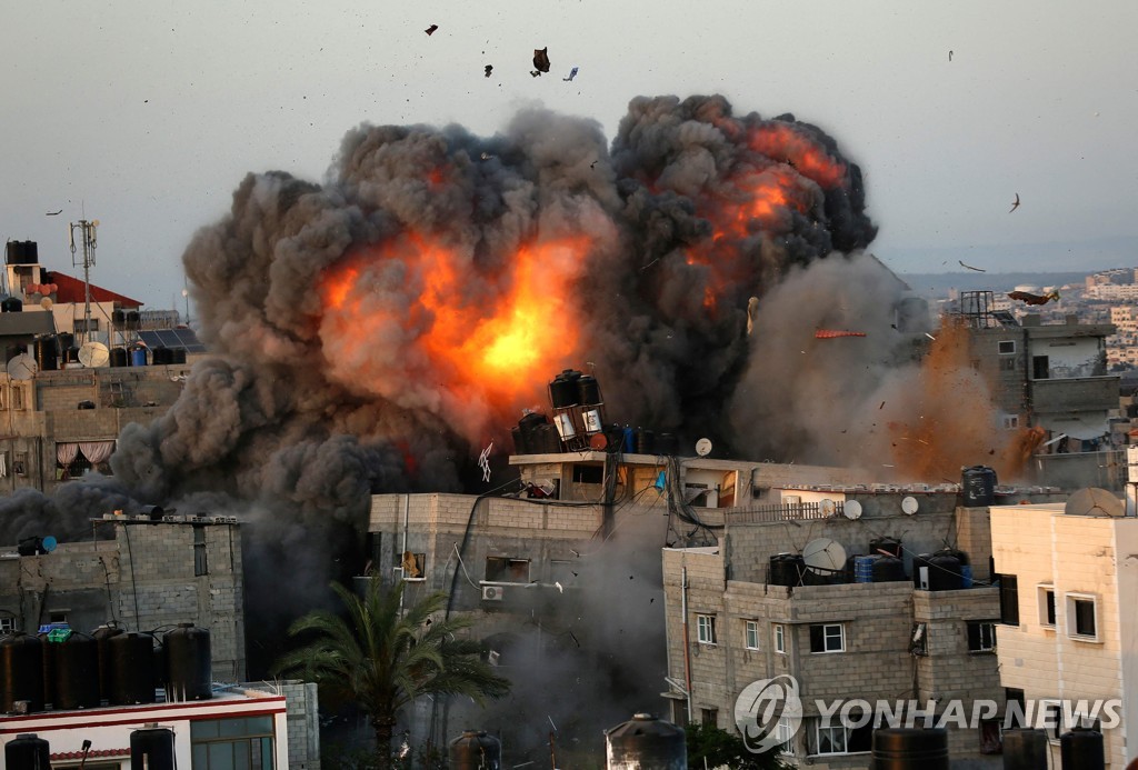 이스라엘군의 공습을 받는 가자지구[AFP=연합뉴스]
