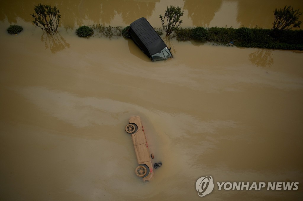 22일 정저우에서 물에 잠긴 차량 [AFP=연합뉴스]