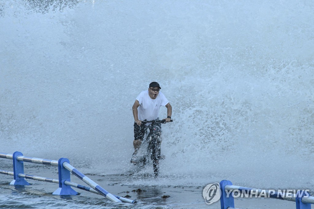 TOPSHOT-CHINA-WEATHER-TYPHOON-IN-FA