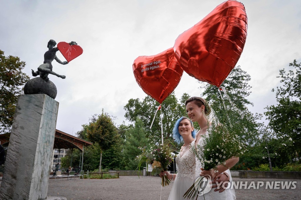 SWITZERLAND-MARRIAGE-REFERENDUM-HOMOSEXUALITY-VOTING-POLITICS-SO