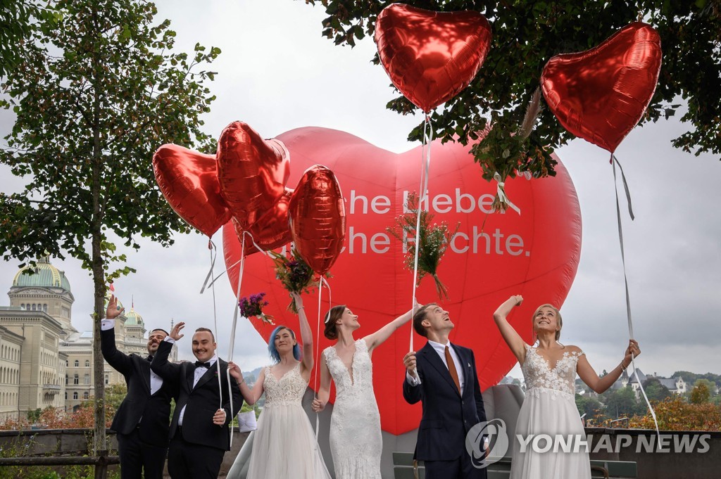 SWITZERLAND-MARRIAGE-REFERENDUM-HOMOSEXUALITY-VOTING-POLITICS-SO