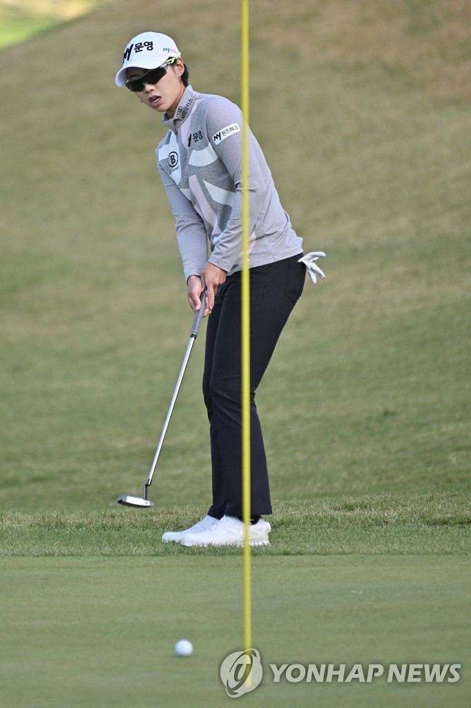 In this AFP photo, An Narin of South Korea putts on the ninth green during the second round of the BMW Ladies Championship at LPGA International Busan in Busan, some 450 kilometers southeast of Seoul, on Oct. 22, 2021. (Yonhap)