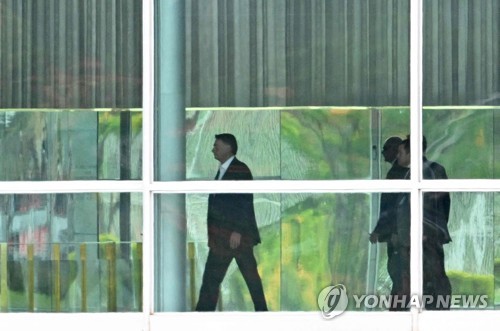 집무실로 이동하는 보우소나루 대통령