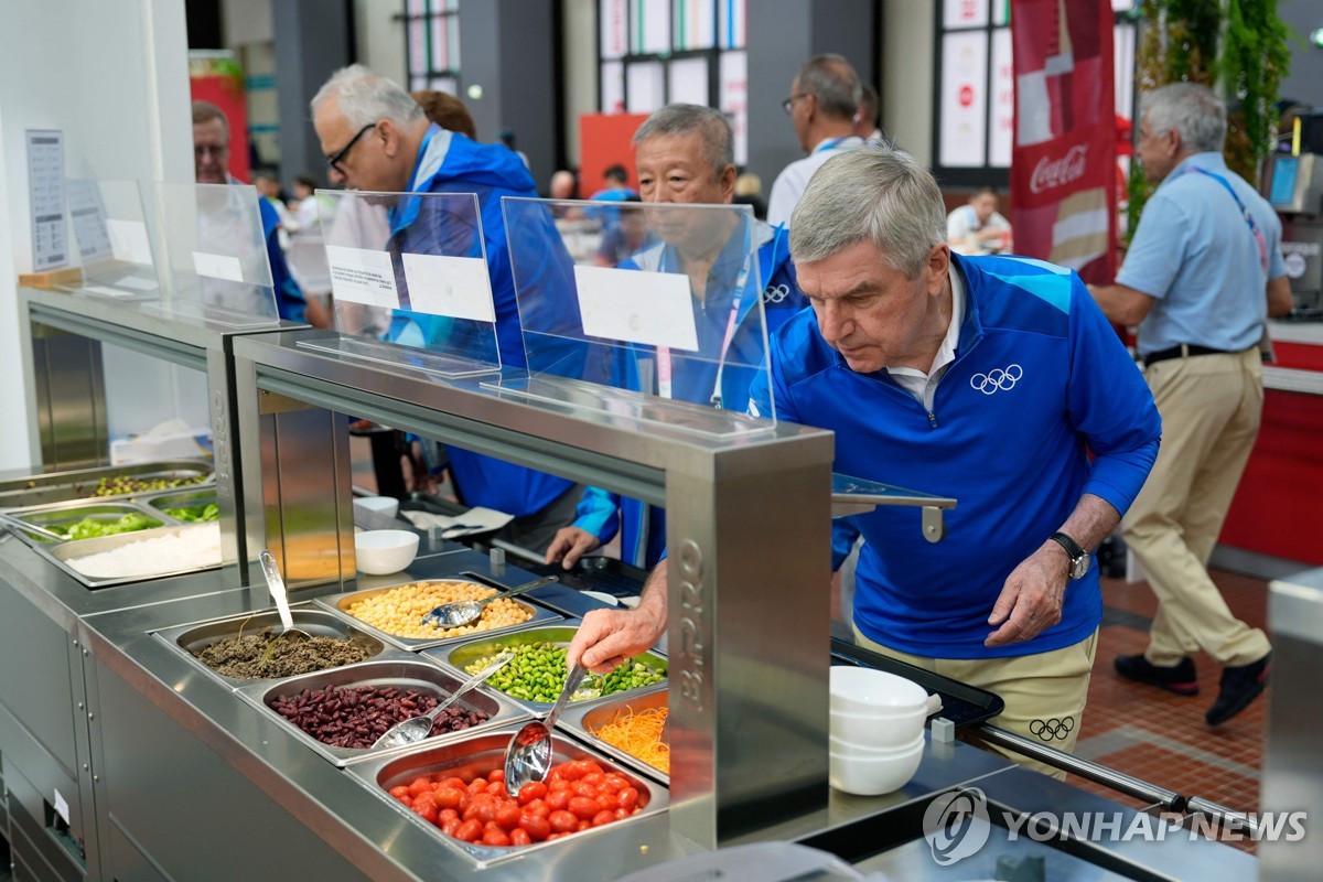 파리 올림픽 선수촌 식당에서 채소와 과일을 담는 바흐 IOC 위원장