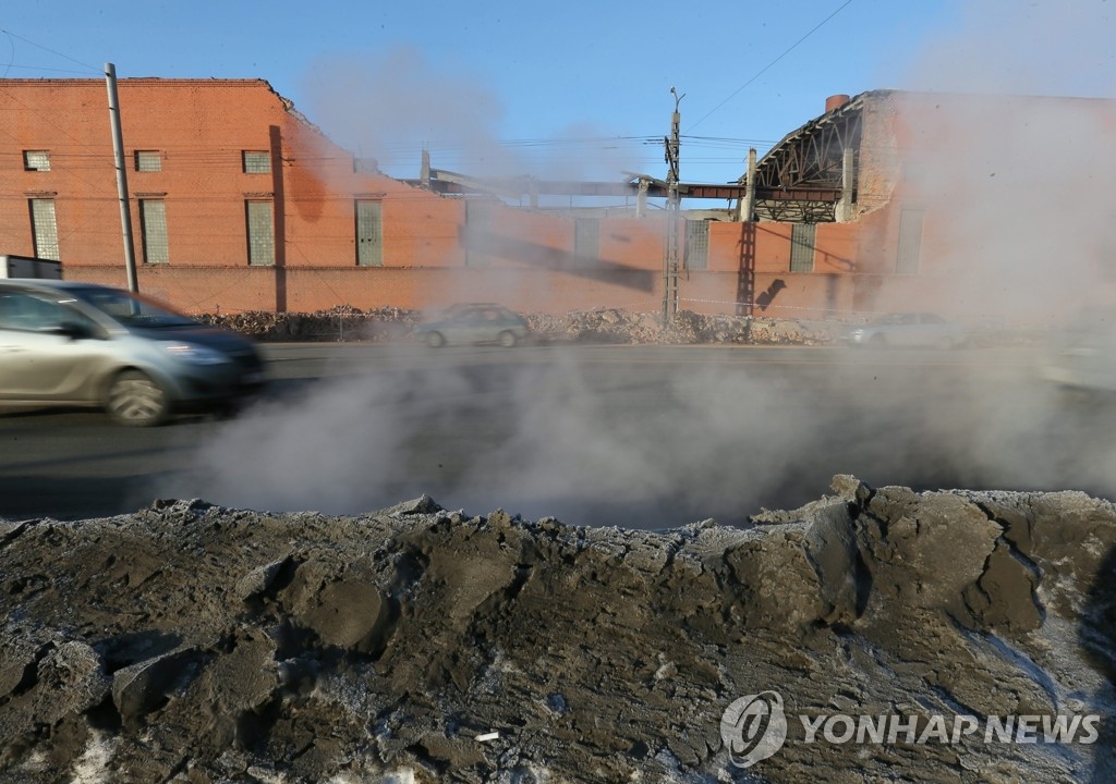 지난해 2월 러시아 첼랴빈스크에 지름 20ｍ 크기의 거대한 운석이 공중에서 폭발해그때 발생한 운석 파편이 떨어져 건물 외벽이 부셔져 있다. (AP=연합뉴스 DB)