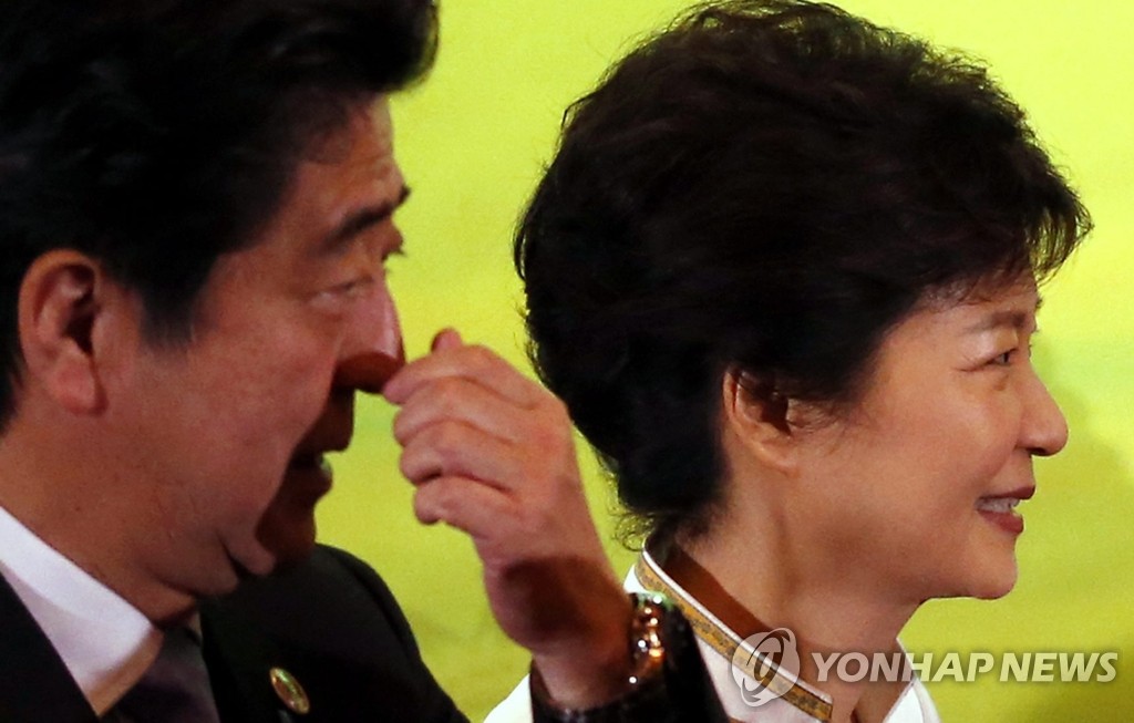 박근혜 대통령과 아베 일본 총리가 지난해 10월 브루나이 인터내셔널 컨벤션센터에서 열린 아세안+3 정상회의에 앞서 열린 정상 기념촬영을 마친뒤 회의장으로 향하고 있다. (EPA=연합뉴스 DB)