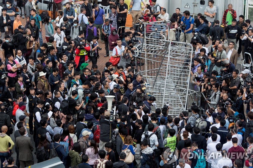 홍콩 시위현장 바리케이드 철거