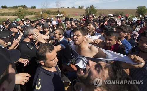 2015년 난민 '위기' 당시 그리스로 이동하려는 난민들과 이를 막는 터키 경찰.