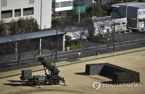 일본 방위성 청사에 배치된 패트리엇 << EPA=연합뉴스 >>