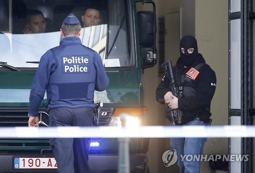 무장 경계근무하는 벨기에 경찰