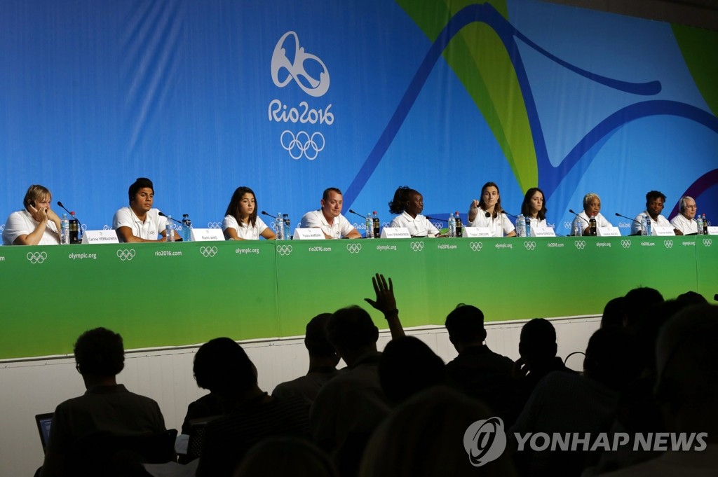 리우올림픽 난민 대표팀 공식 기자회견 모습.(EPA=연합뉴스)