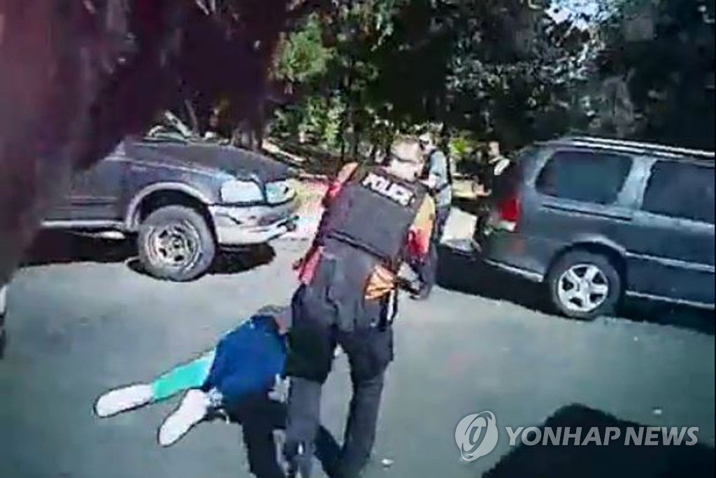 경찰이 공개한 샬럿 총격사건 당시 보디캠 영상 장면
