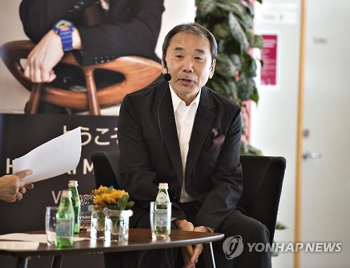 (오덴세 EPA=연합뉴스) 무라카미 하루키가 현지시간 30일 덴마크의 오덴세 도서관에서 열린 독서 이벤트에 참석하고 있다.