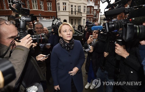 어산지 조사하러 온 스웨덴 검사