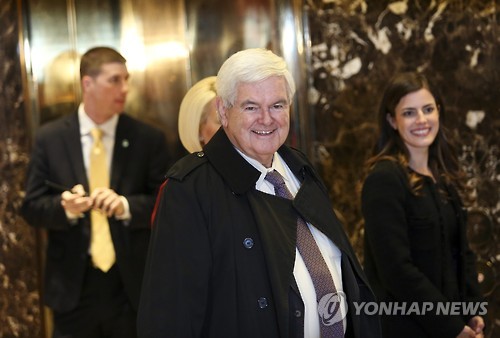 지난해 11월21일 뉴욕 트럼프타워에 들어서는 뉴트 깅리치 전 하원의장