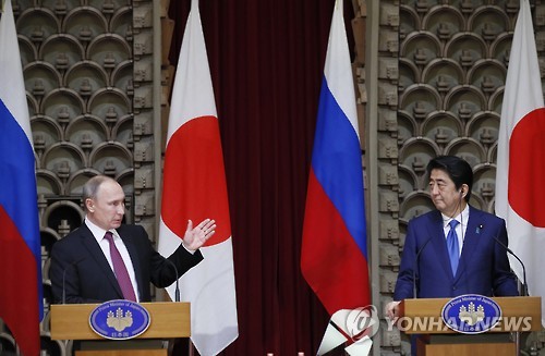 2016년 12월 일본에서 열린 일본-러시아 정상회담 후 두 나라 정상이 기자회견을 하고 있다. [EPA=연합뉴스 자료사진] 