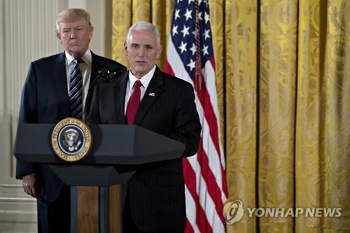 마이크 펜스(앞줄 오른쪽) 미국 부통령