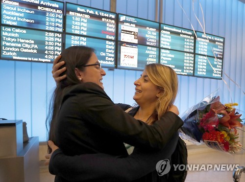 反이민 행정명령 정지로 LA공항서 재회한 이란인 자매