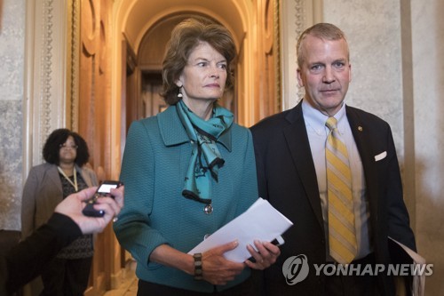 美민주당의 댄 설리반(오른쪽) 상원의원. 왼쪽은 리사 머코스키 상원의원