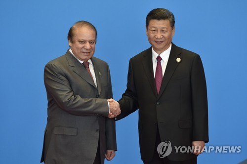 일대일로 포럼에서 악수하는 나와즈 샤리프 파키스탄 총리와 시진핑 중국 국주석 