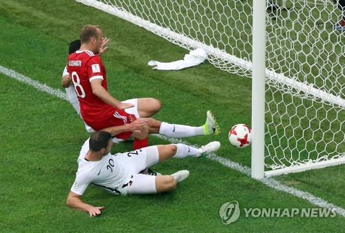 뉴질랜드의 자책골 순간.(EPA=연합뉴스)
