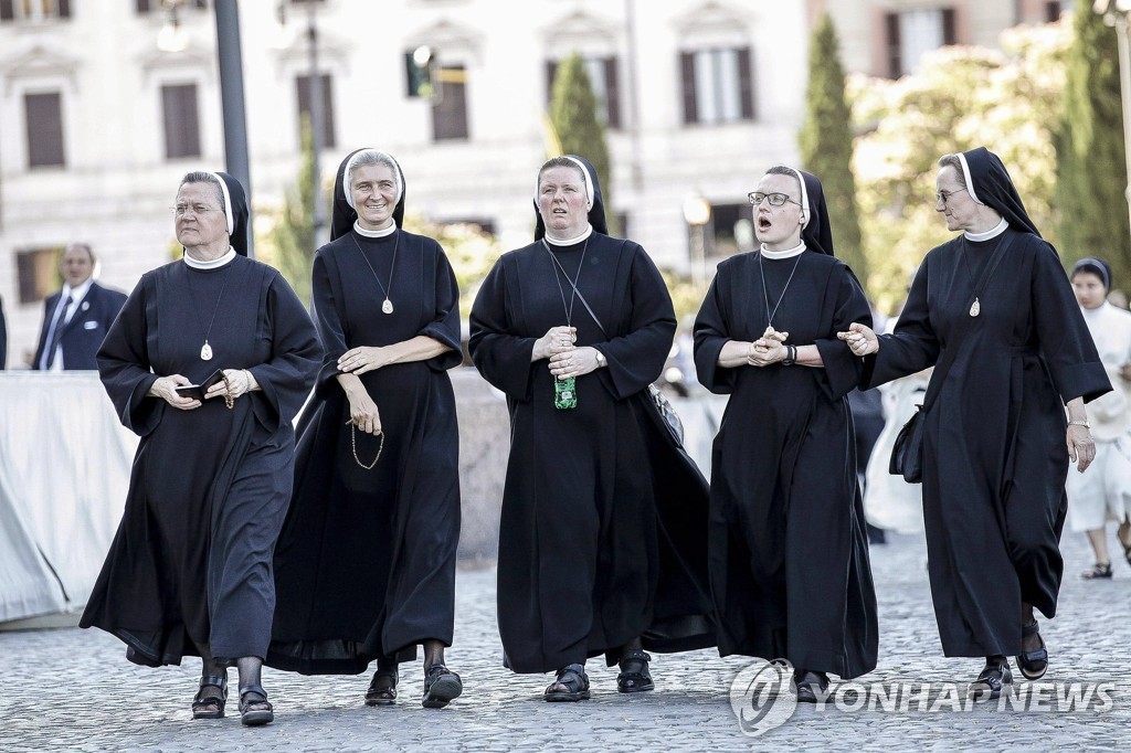 이탈리아 로마 시내를 걷는 수녀들. 사진은 본 기사 내용과 관계없음. [EPA=연합뉴스]