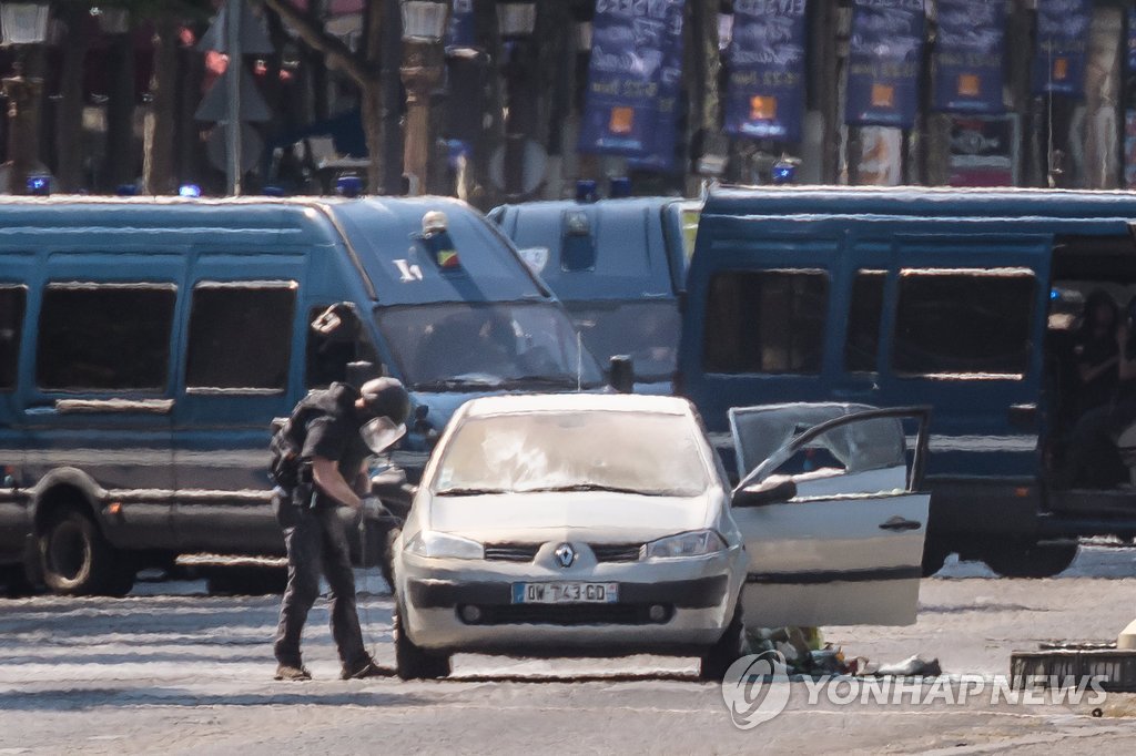 용의자 차량 조사하는 파리경찰 폭발물 처리반 