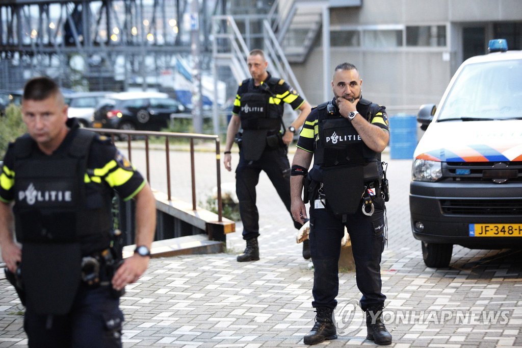 테러 위협에 경계를 강화한 네덜란드 경찰