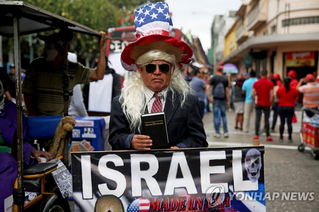 미국과 이스라엘 풍자하는 과테말라 축제의 한 풍경 