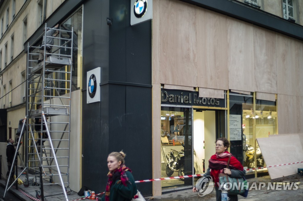 작년 12월 6일 '노란 조끼' 연속시위에 대비해 파리 시내 상점들이 진열창에 합판부착공사를 하는 모습. [EPA=연합뉴스]