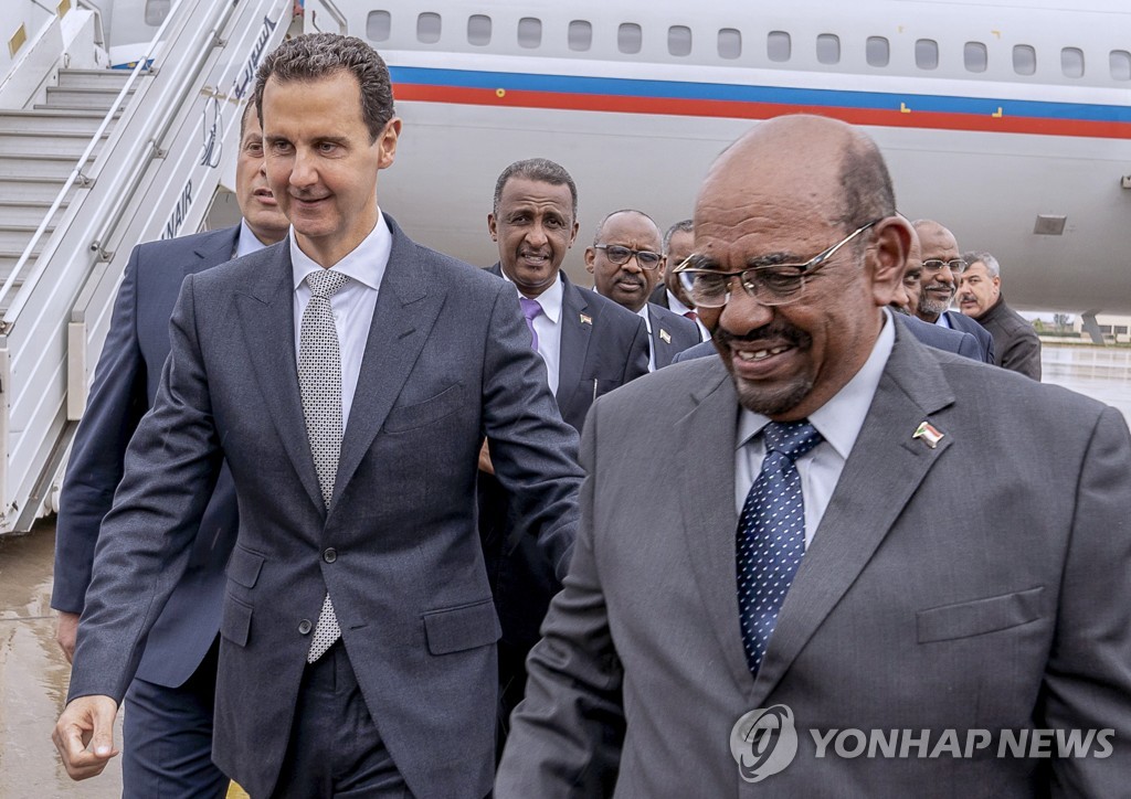 공항에서 아사드 시리아 대통령(왼쪽)의 영접을 받는 바시르 수단 대통령