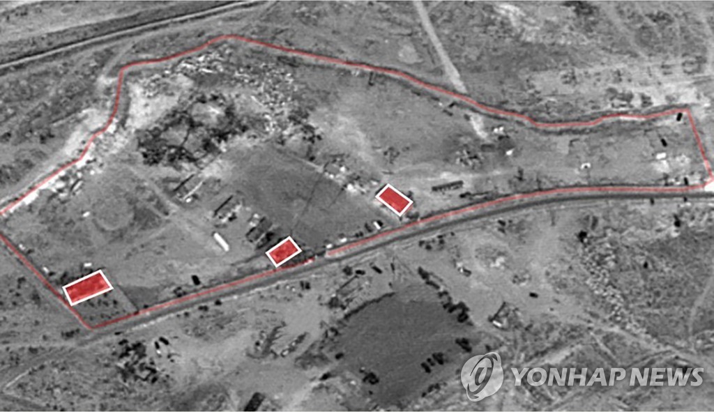 시리아를 공습한 이스라엘군이 목표물인 이란군 시설이라며 공개한 위성 이미지.