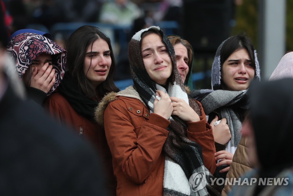 아파트 붕괴 사고로 9명이 숨진 가족의 장례 기도회에서 슬퍼하는 조문객들