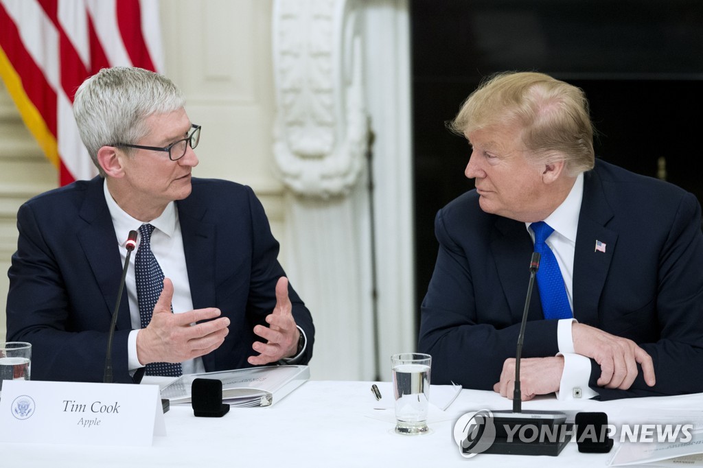지난 3월 백악관에서 팀 쿡(왼쪽) 애플 CEO 발언 듣는 트럼프 대통령