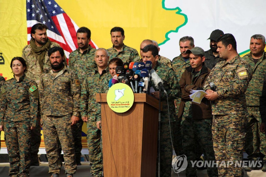 지난달 시리아 오마르유전에 있는 기지에서 IS 격퇴전 승리를 선언하는 시리아민주군(SDF)