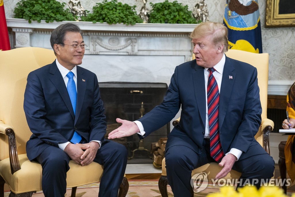会談する韓米首脳＝１１日、ワシントン（聯合ニュース）